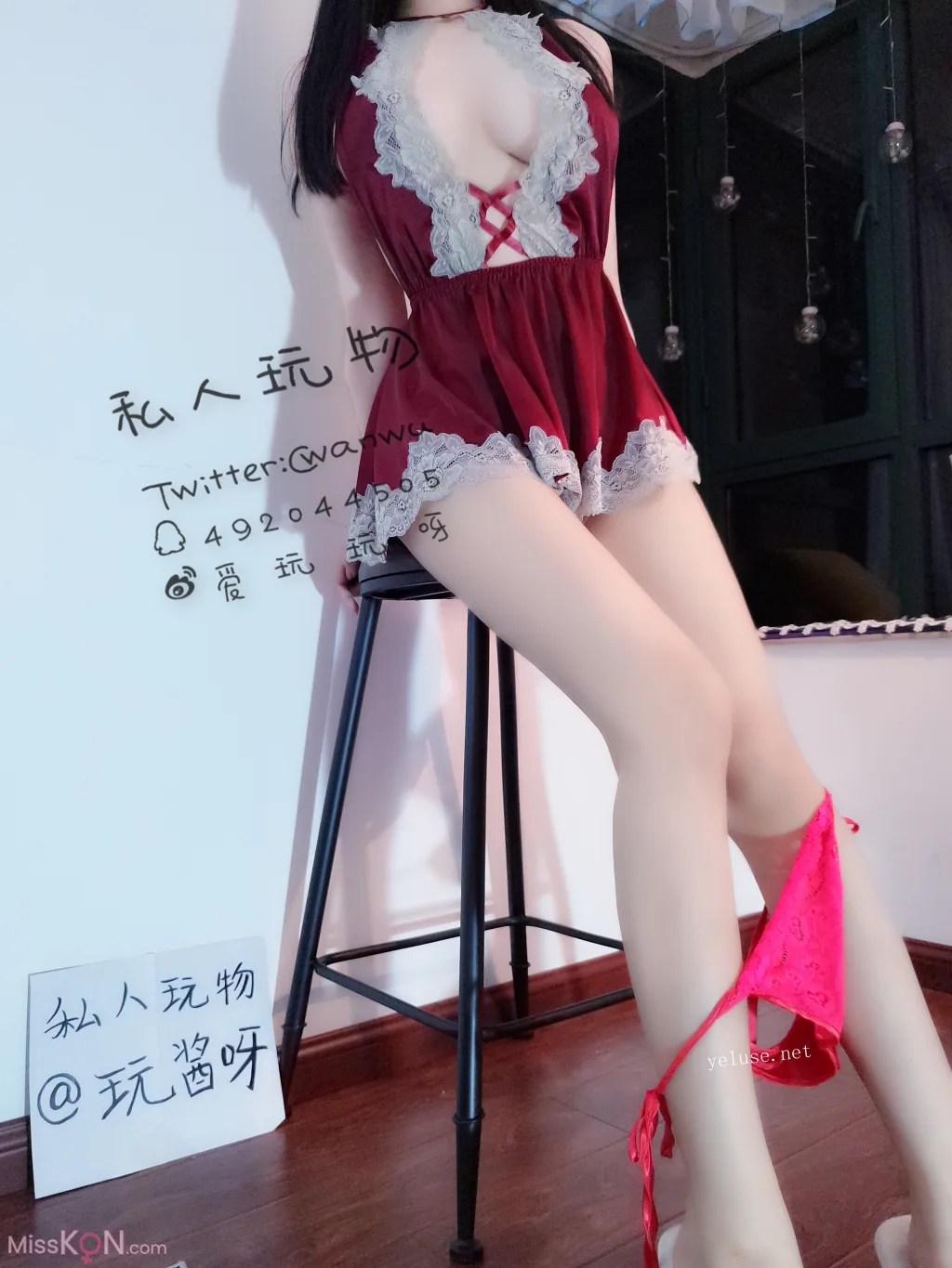 Coser@私人玩物: 性感酒红情趣吊带露胸睡裙 (32 photos + 2 videos) – Page 2