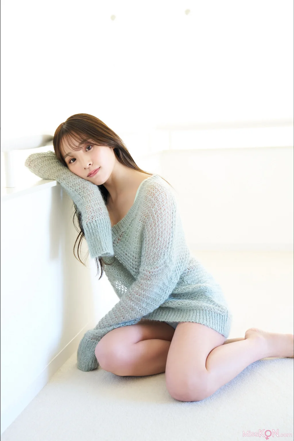 [JP] Ayaka Hidaritomo (左伴彩佳): Ｌｅｆｔ　ｖｏｌ．１　ＦＲＩＤＡＹデジタル写真集 (36 photos)