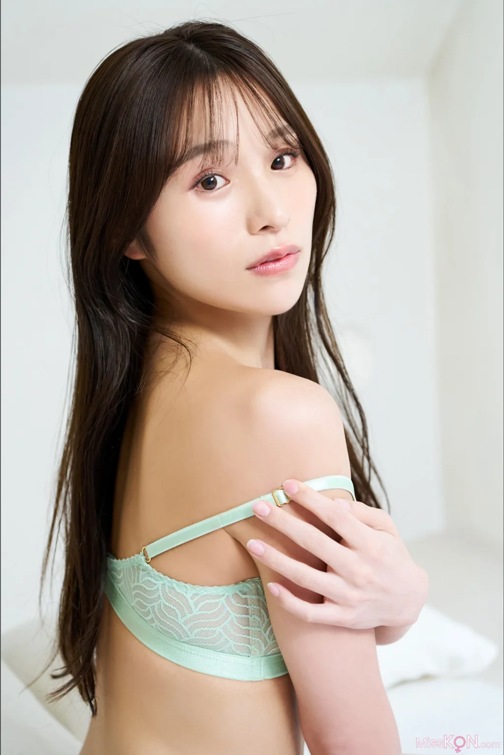 [JP] Ayaka Hidaritomo (左伴彩佳): Ｌｅｆｔ　ｖｏｌ．１　ＦＲＩＤＡＹデジタル写真集 (36 photos) – Page 2