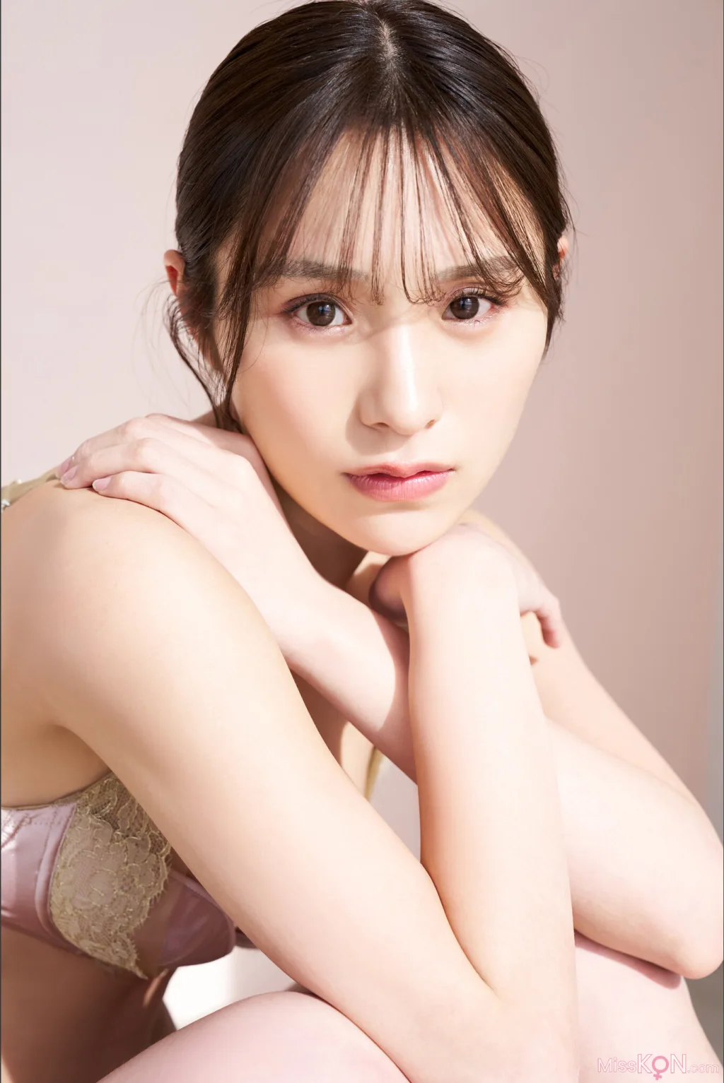 [JP] Ayaka Hidaritomo (左伴彩佳): Ｌｅｆｔ　ｖｏｌ．２　１００ページ豪華版　ＦＲＩＤＡＹデジタル写真集 (78 photos) – Page 2