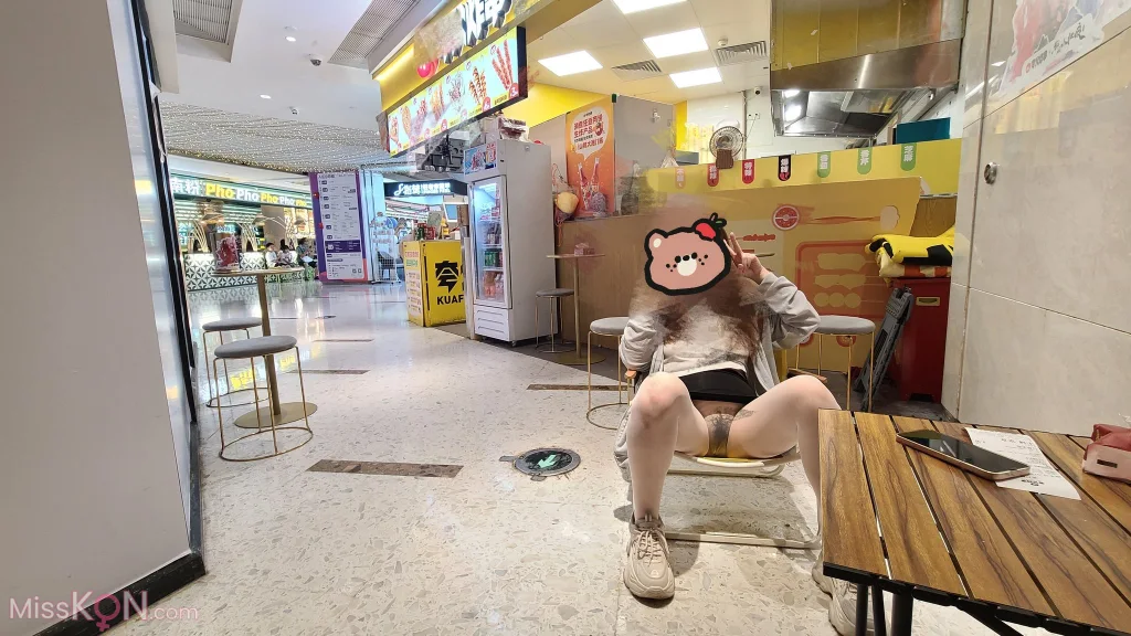 蹲蹲王(dundunyiyayo): 户外露出福利姬 蹲蹲王奇遇记 (86 photos + 14 videos)