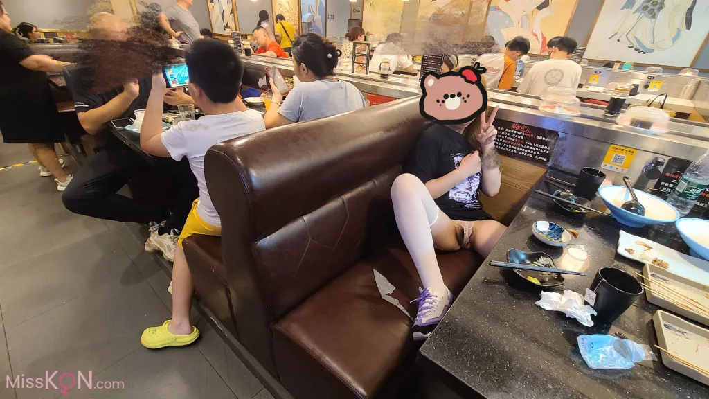 蹲蹲王(dundunyiyayo): 户外露出福利姬 蹲蹲王奇遇记 (86 photos + 14 videos)
