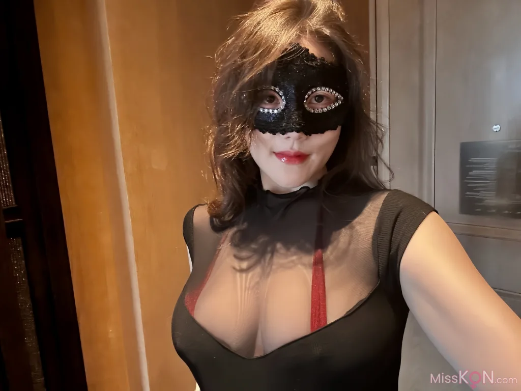 可可西yyy: 蒙面女侠红色包臀裙 (48 photos + 3 videos) – Page 3