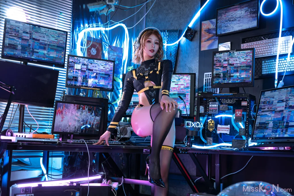 Coser@云溪溪 (Yunx1x1) & 奶桃: 骇入 (100 photos + 1 video)