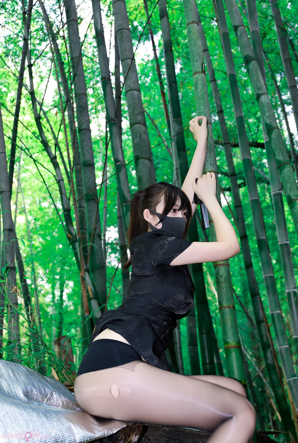 李佳: 黑旗袍森林 (56 photos)