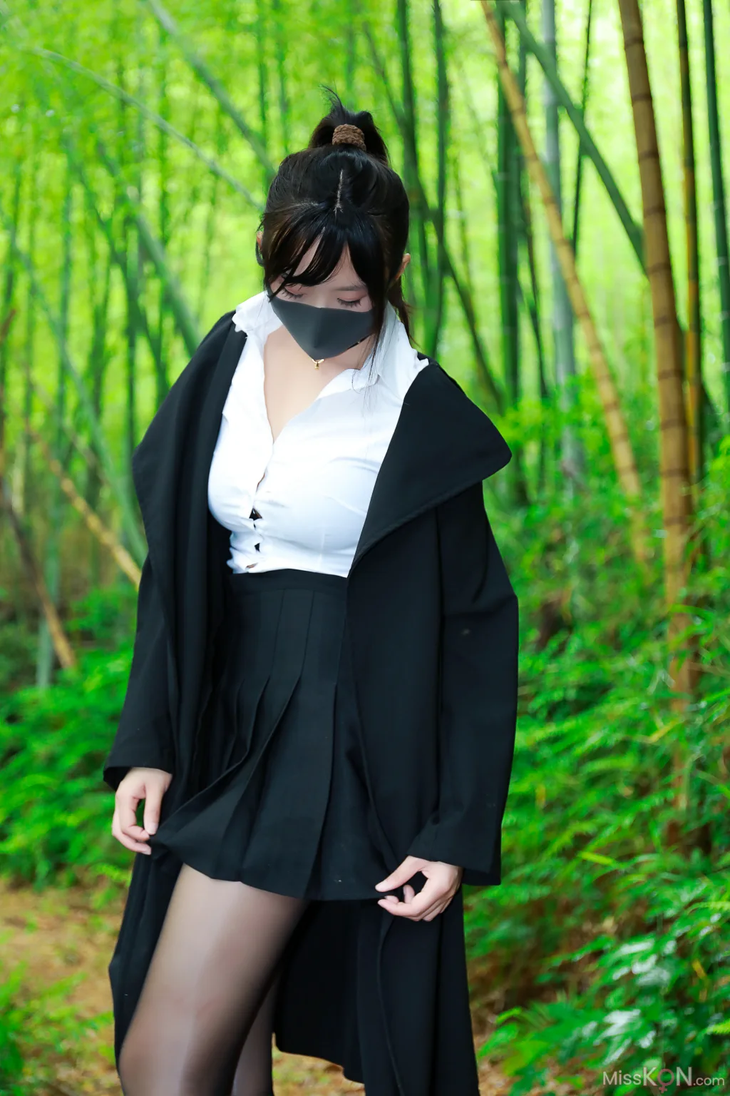 李佳: 黑百褶裙森林 (58 photos)