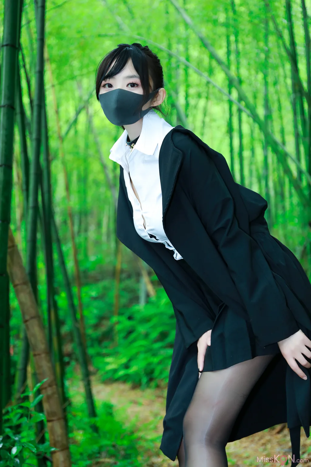 李佳: 黑百褶裙森林 (58 photos)