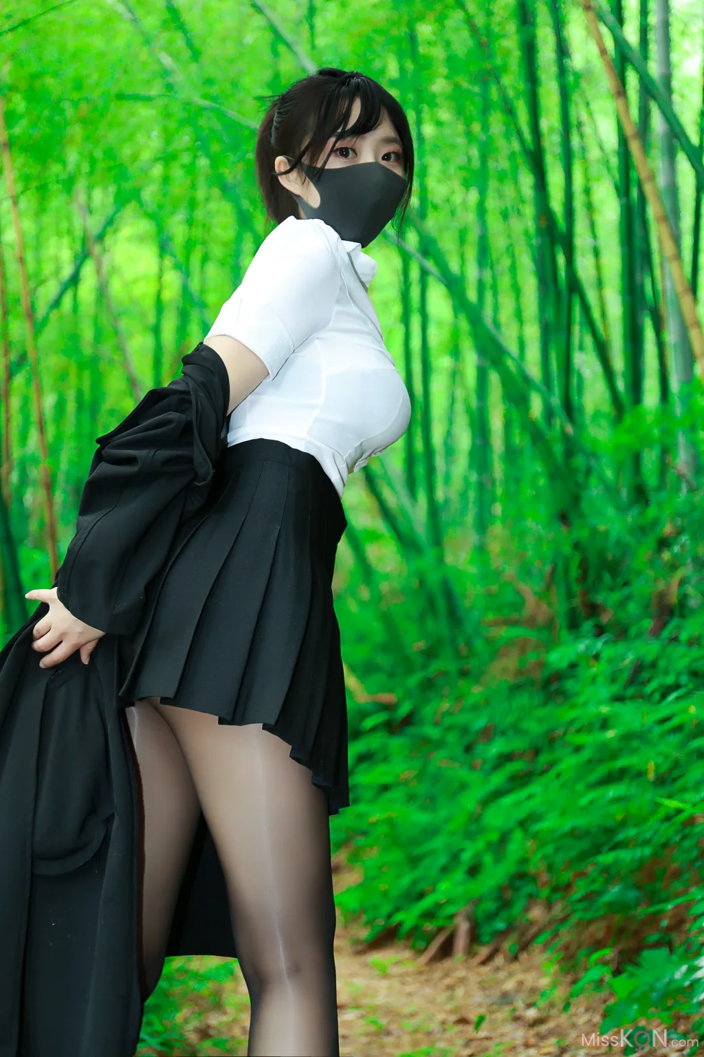 李佳: 黑百褶裙森林 (58 photos)