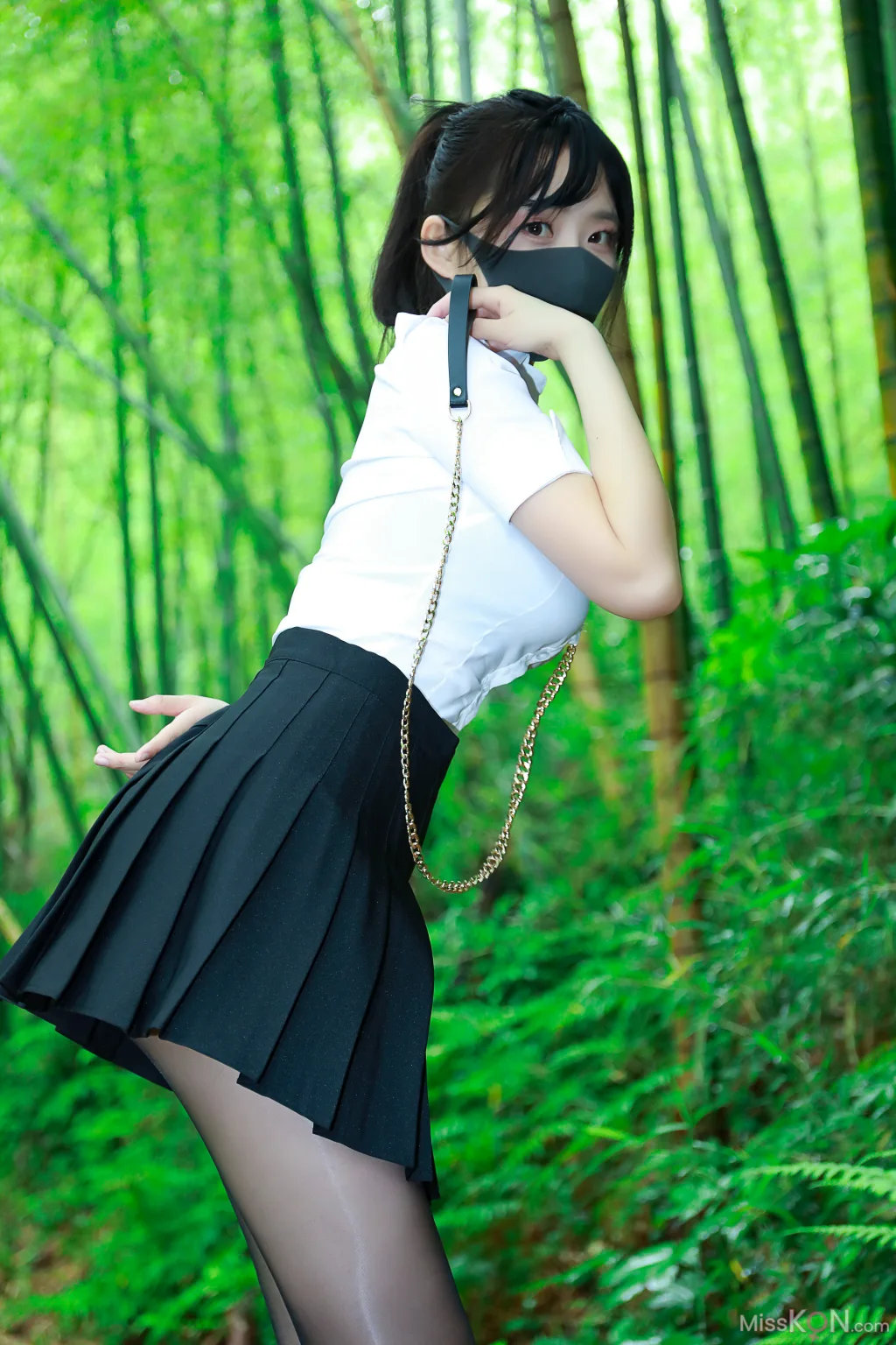 李佳: 黑百褶裙森林 (58 photos)