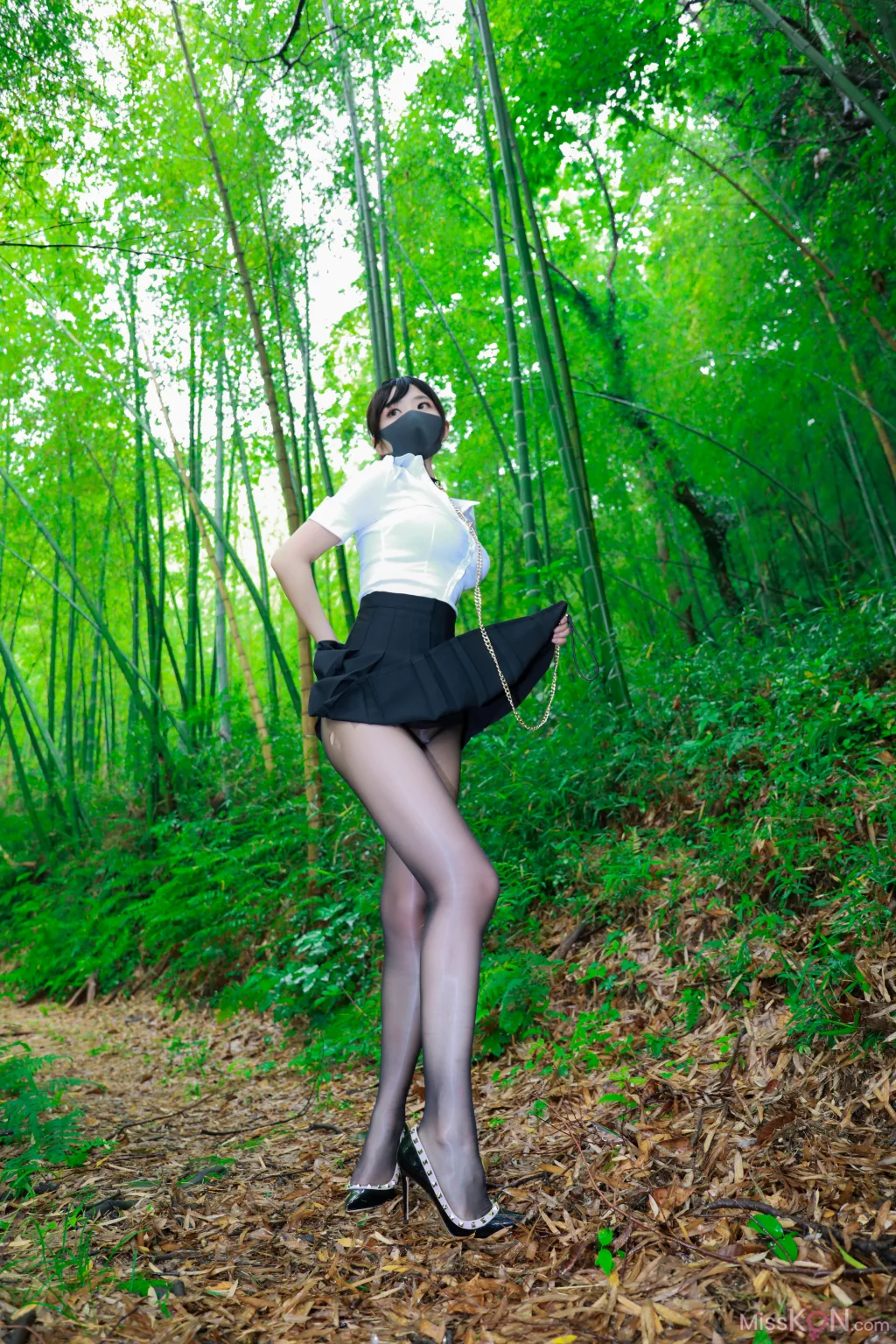 李佳: 黑百褶裙森林 (58 photos)