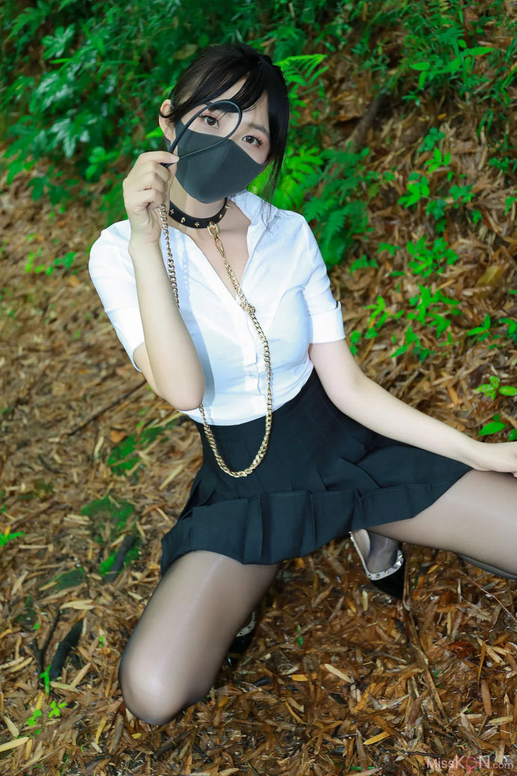 李佳: 黑百褶裙森林 (58 photos)