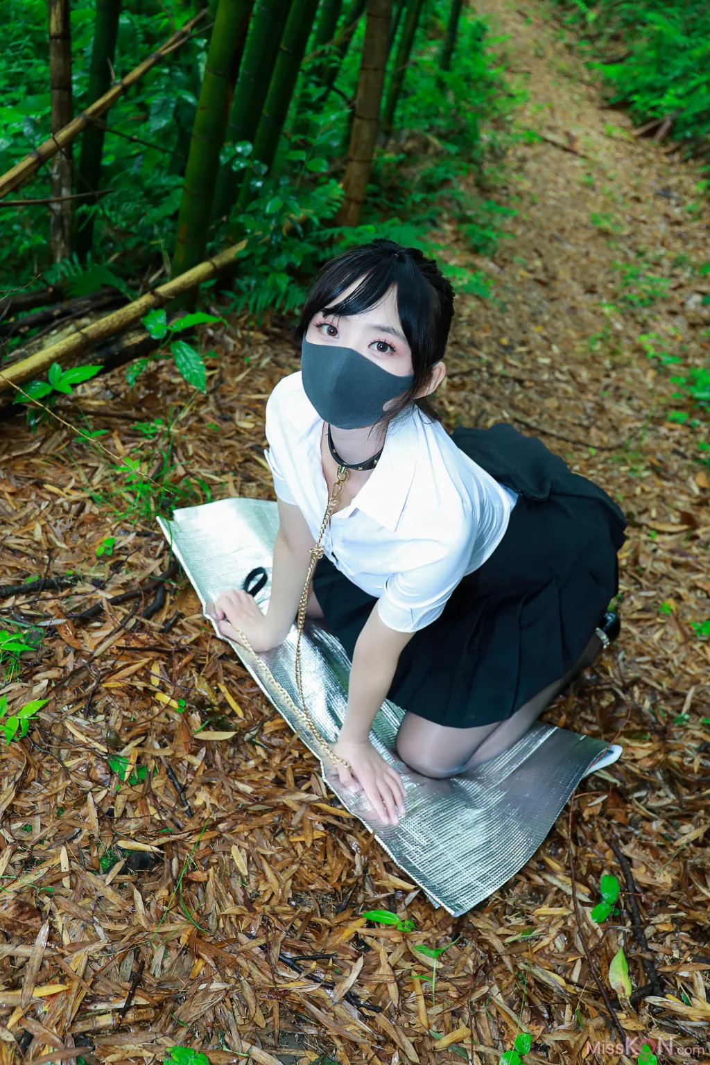 李佳: 黑百褶裙森林 (58 photos)