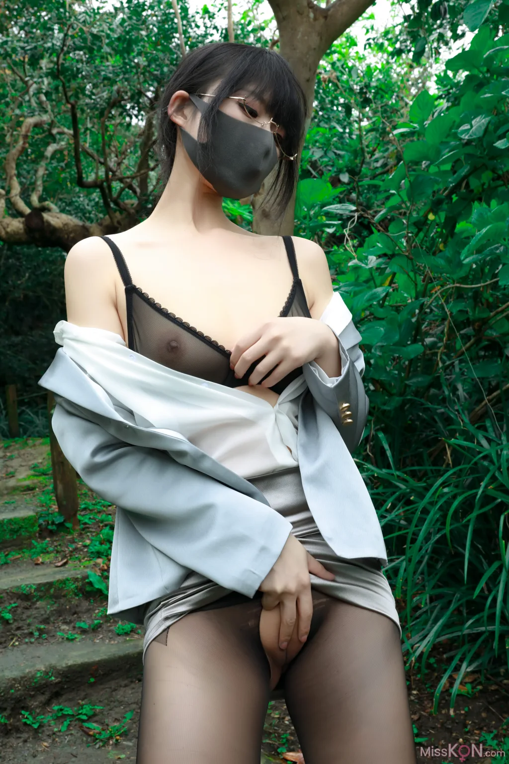 李佳: 户外OL (43 photos)