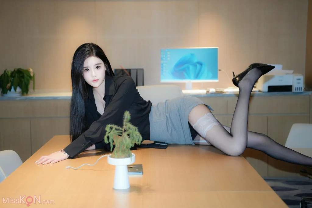 [XR Uncensored] 晚苏susu: R18 秀人网模特 性感制服黑丝OL (85 photos + 2 videos)