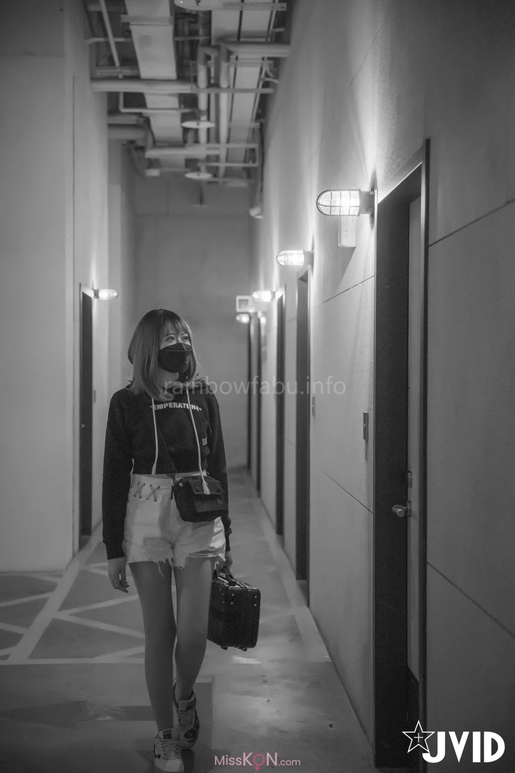 [JVID] 卯咪: 纖細身材完美的腰身天使的外表隱藏不了內心的工口平常沒拍照的她兼職做片場修片師 (124 photos + 2 videos)