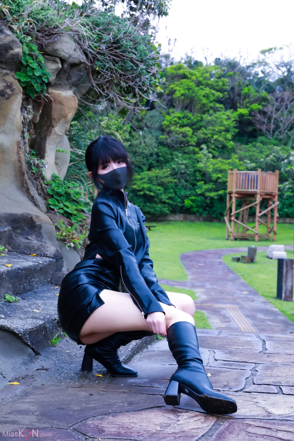 李佳: 户外皮衣 (45 photos)