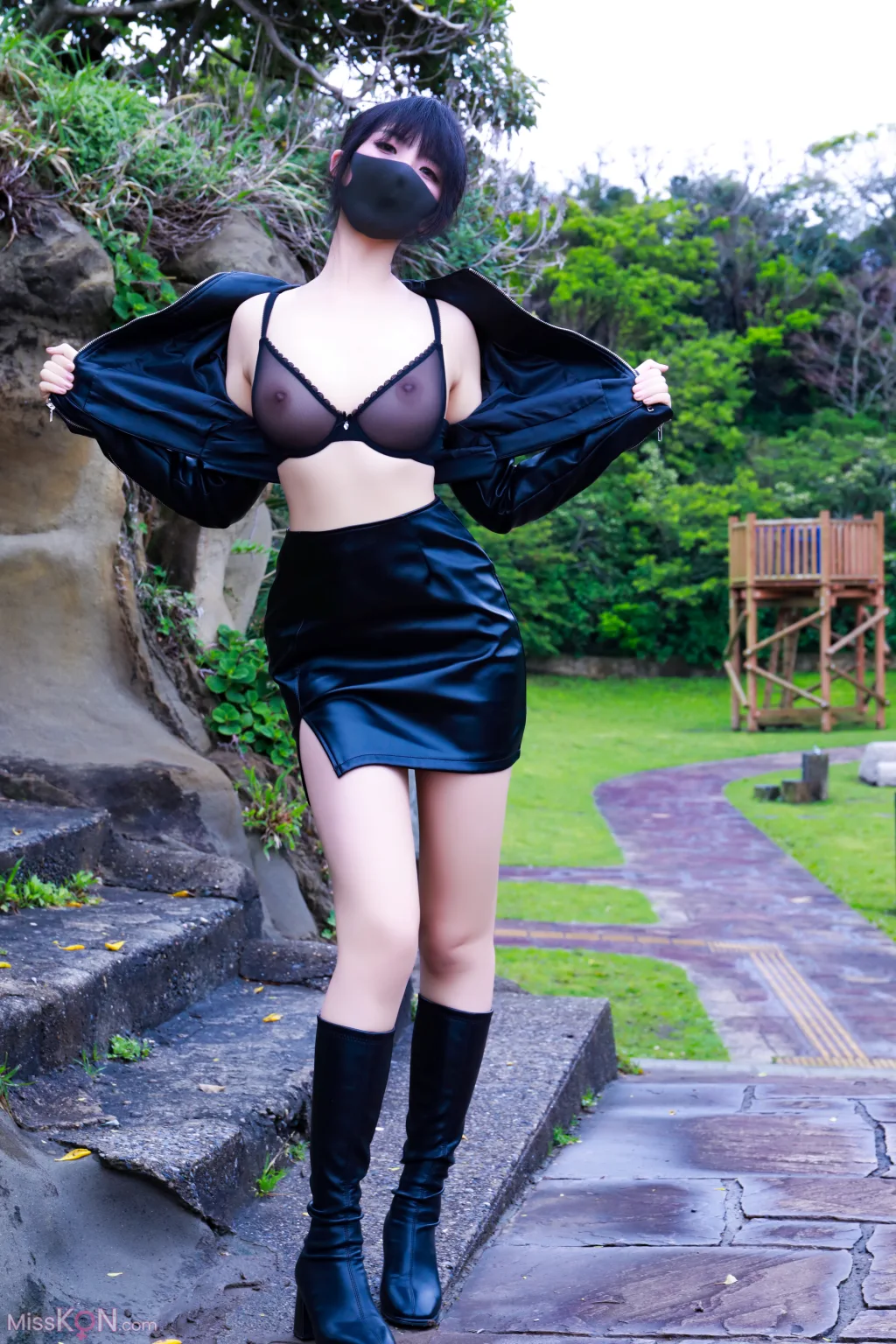 李佳: 户外皮衣 (45 photos)