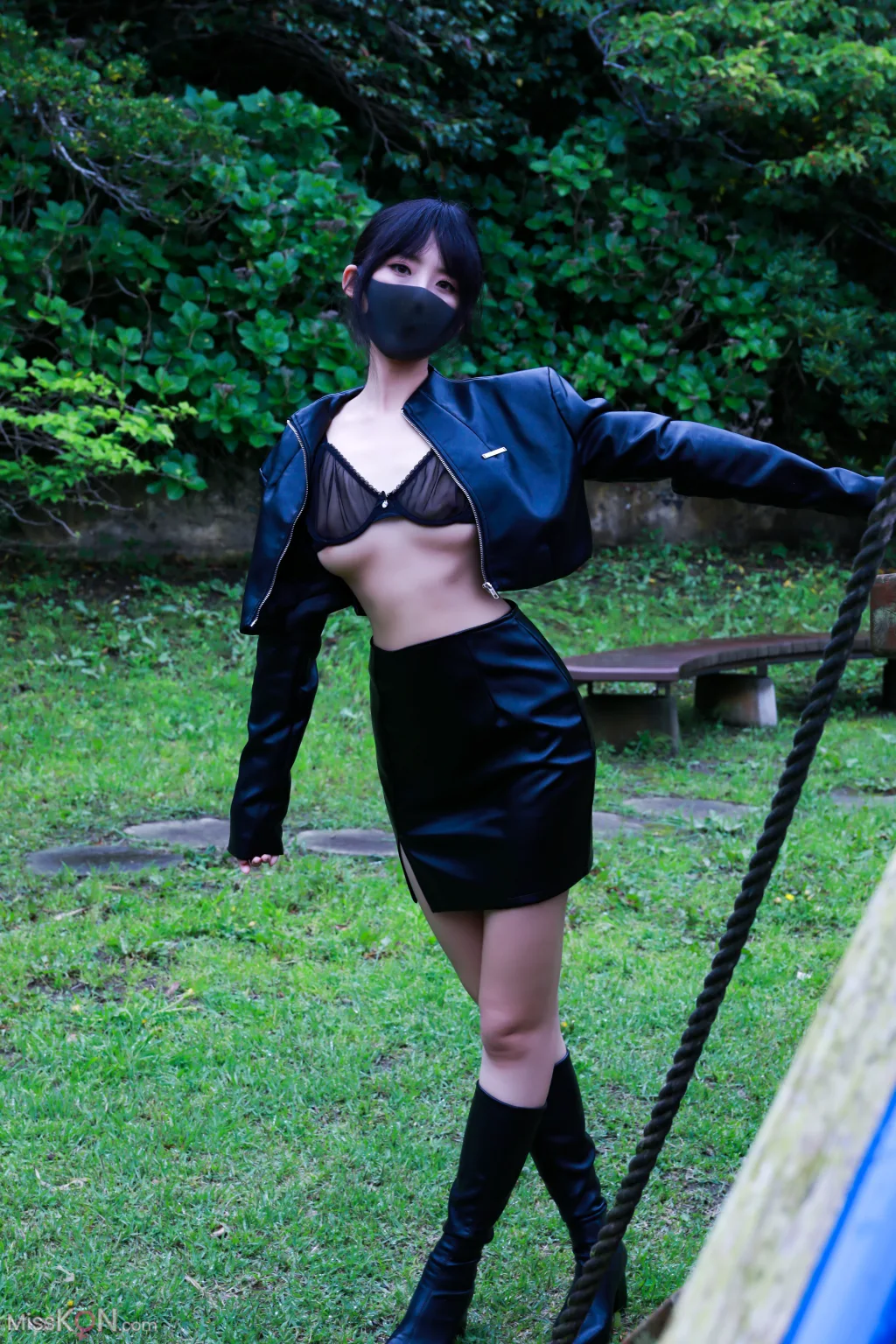 李佳: 户外皮衣 (45 photos) – Page 3