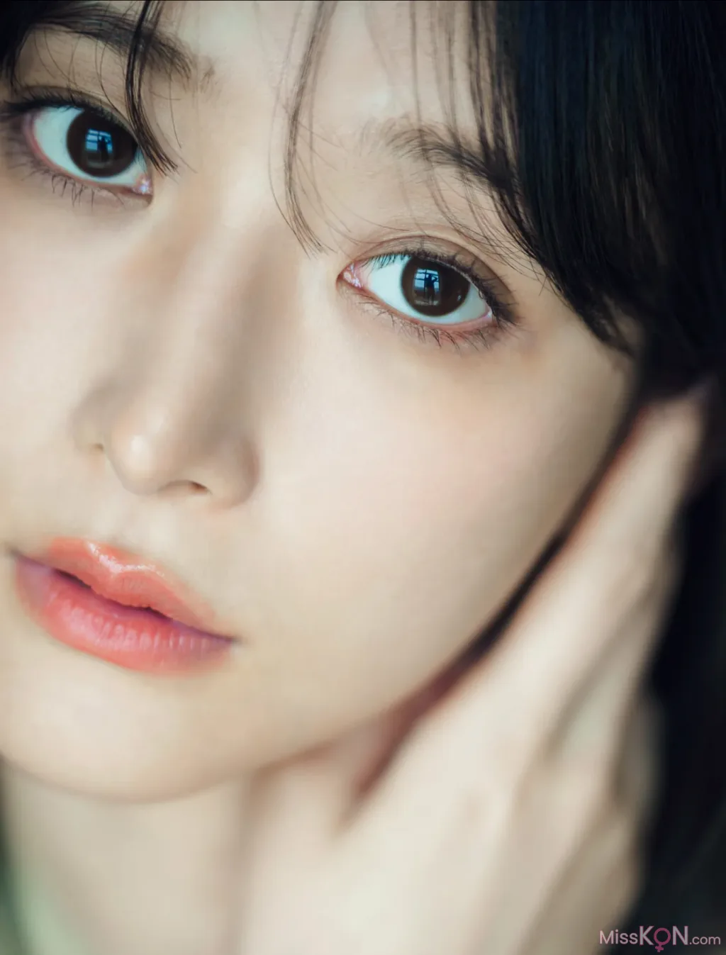 [JP] Ami Yamazaki (山崎あみ): FRIDAY GOLD 綺麗なお姉さんの密かな休日 (21 photos)