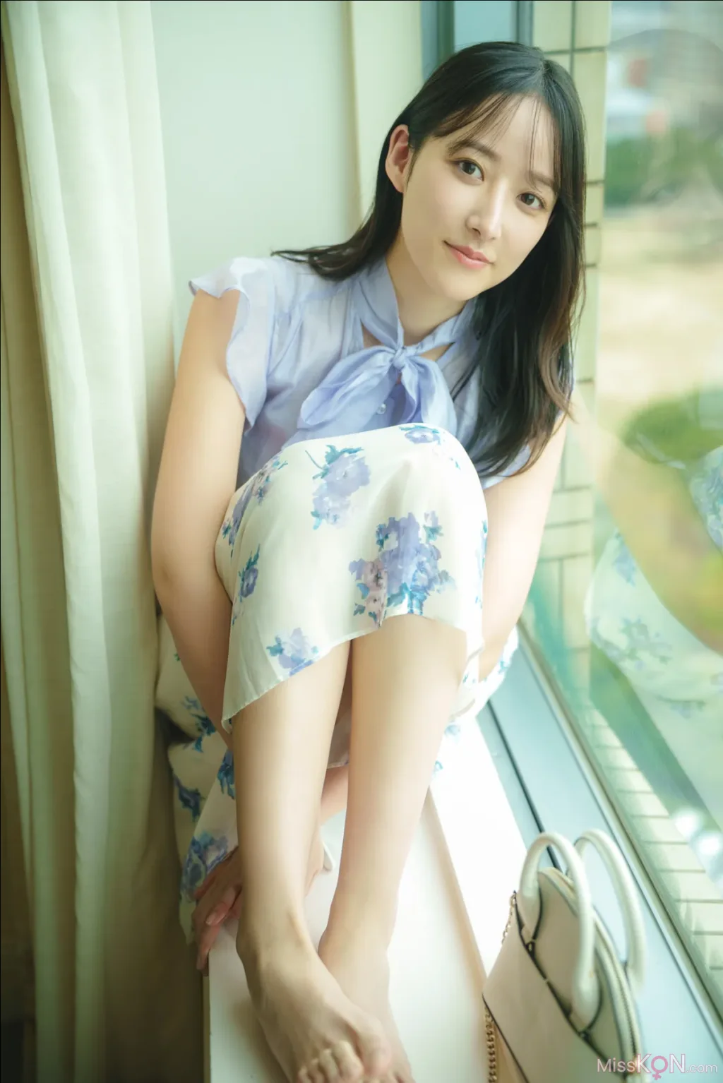 [JP] Ami Yamazaki (山崎あみ): FRIDAY GOLD 綺麗なお姉さんの密かな休日 (21 photos) – Page 2