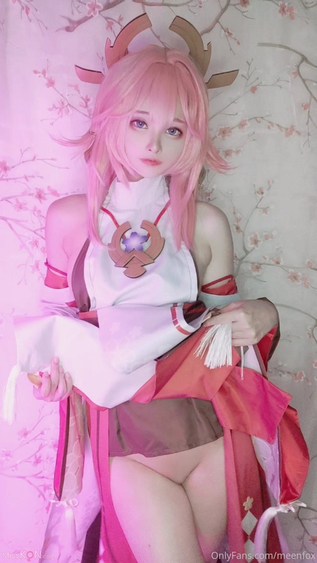 Coser@MeenFox: Genshin Impact – 八重巫女&五郎 (28 photos + 1 video)