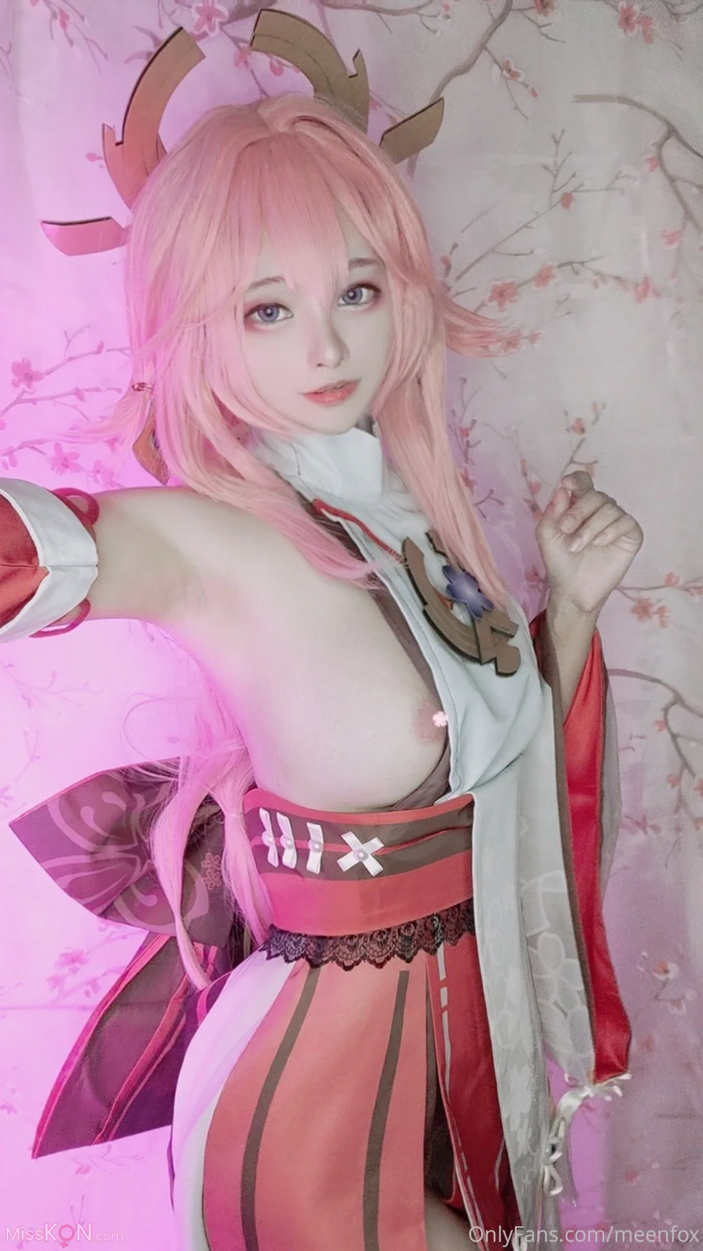 Coser@MeenFox: Genshin Impact – 八重巫女&五郎 (28 photos + 1 video)