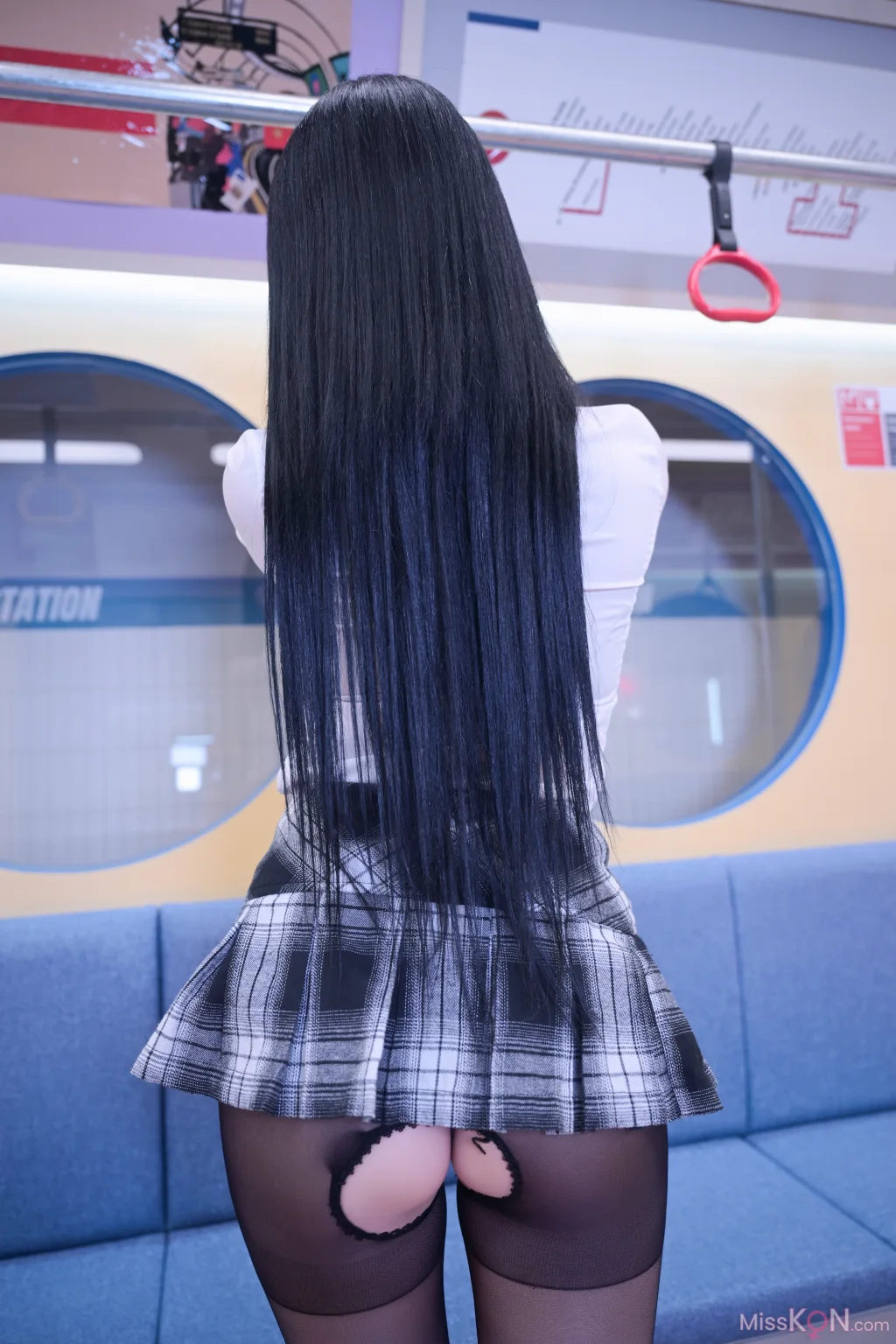 Bomi (보미): Schoolgirl In The Subway (101 photos) – Page 2