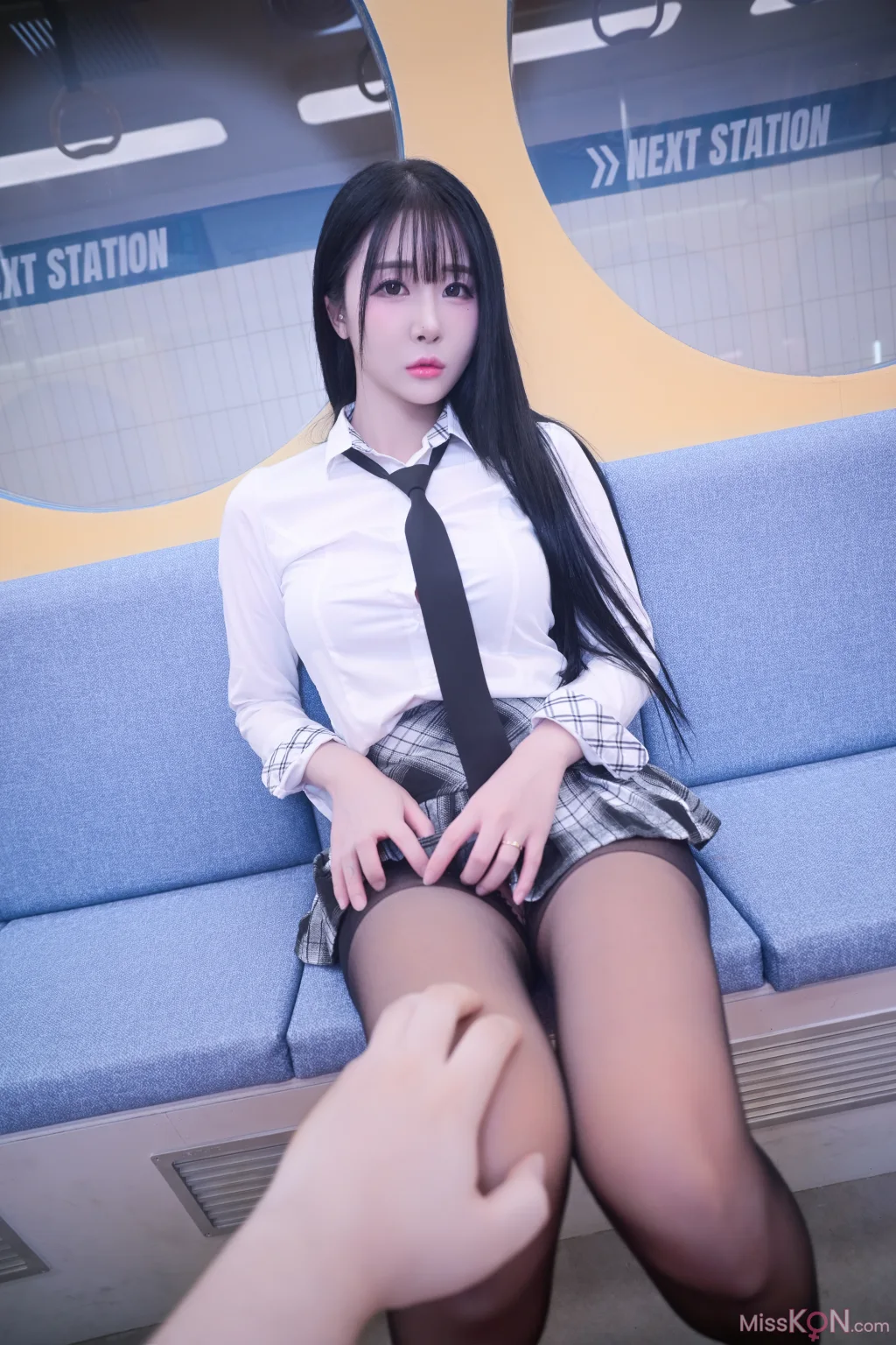 Bomi (보미): Schoolgirl In The Subway (101 photos) – Page 2
