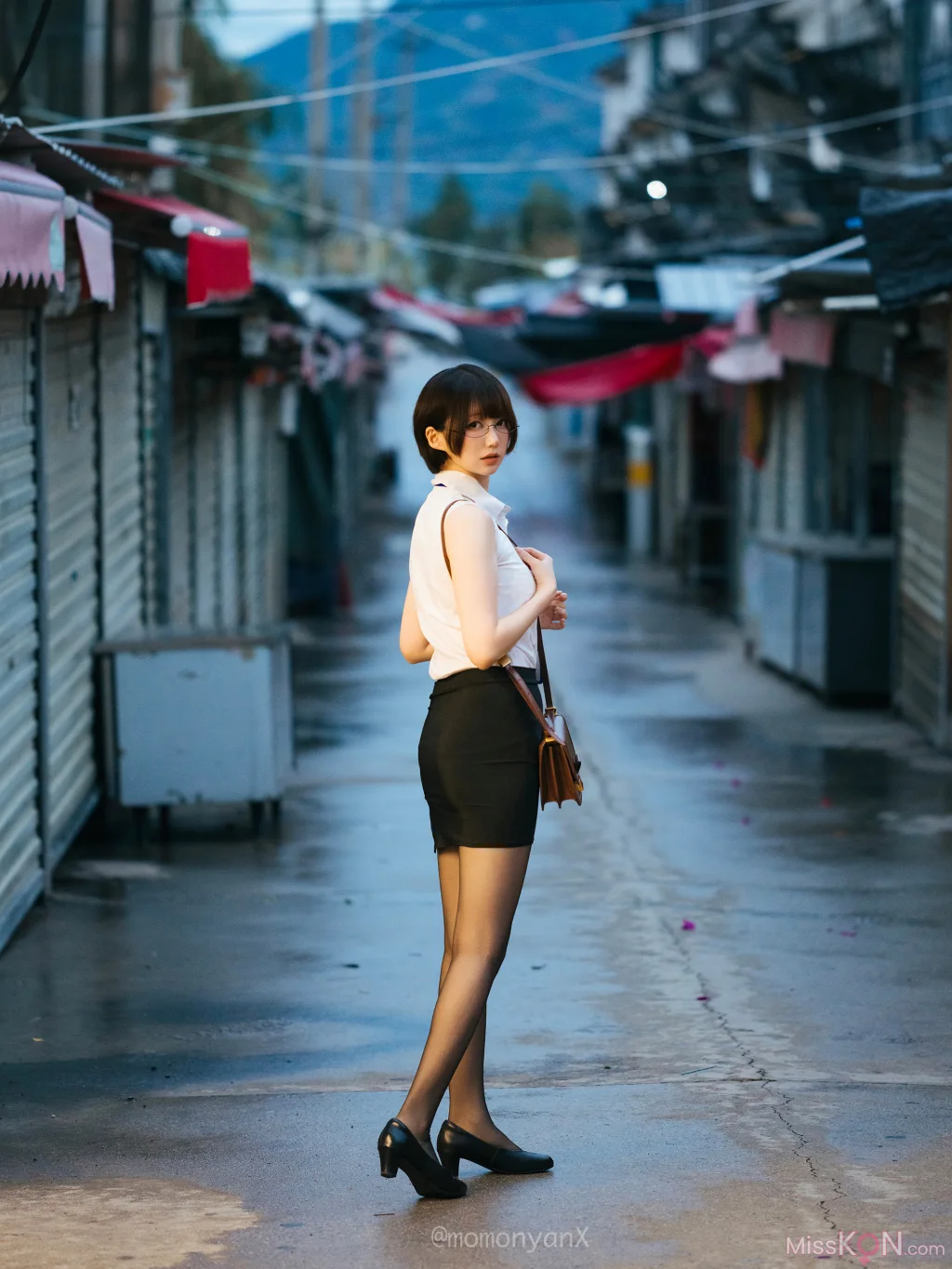 Coser@NAGISA魔物喵: タクシーが来ないOL🚖 (41 photos)