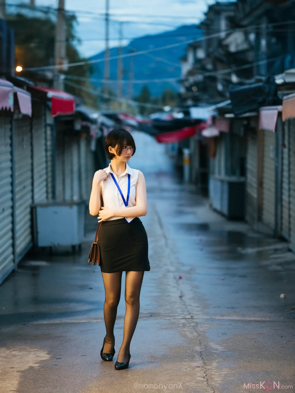 Coser@NAGISA魔物喵: タクシーが来ないOL🚖 (41 photos)