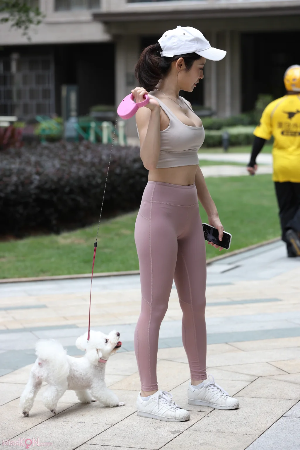 [精选街拍作品] MJ-036: 楼下遛狗的小姐姐 瑜伽裤 (270 photos + 2 videos)
