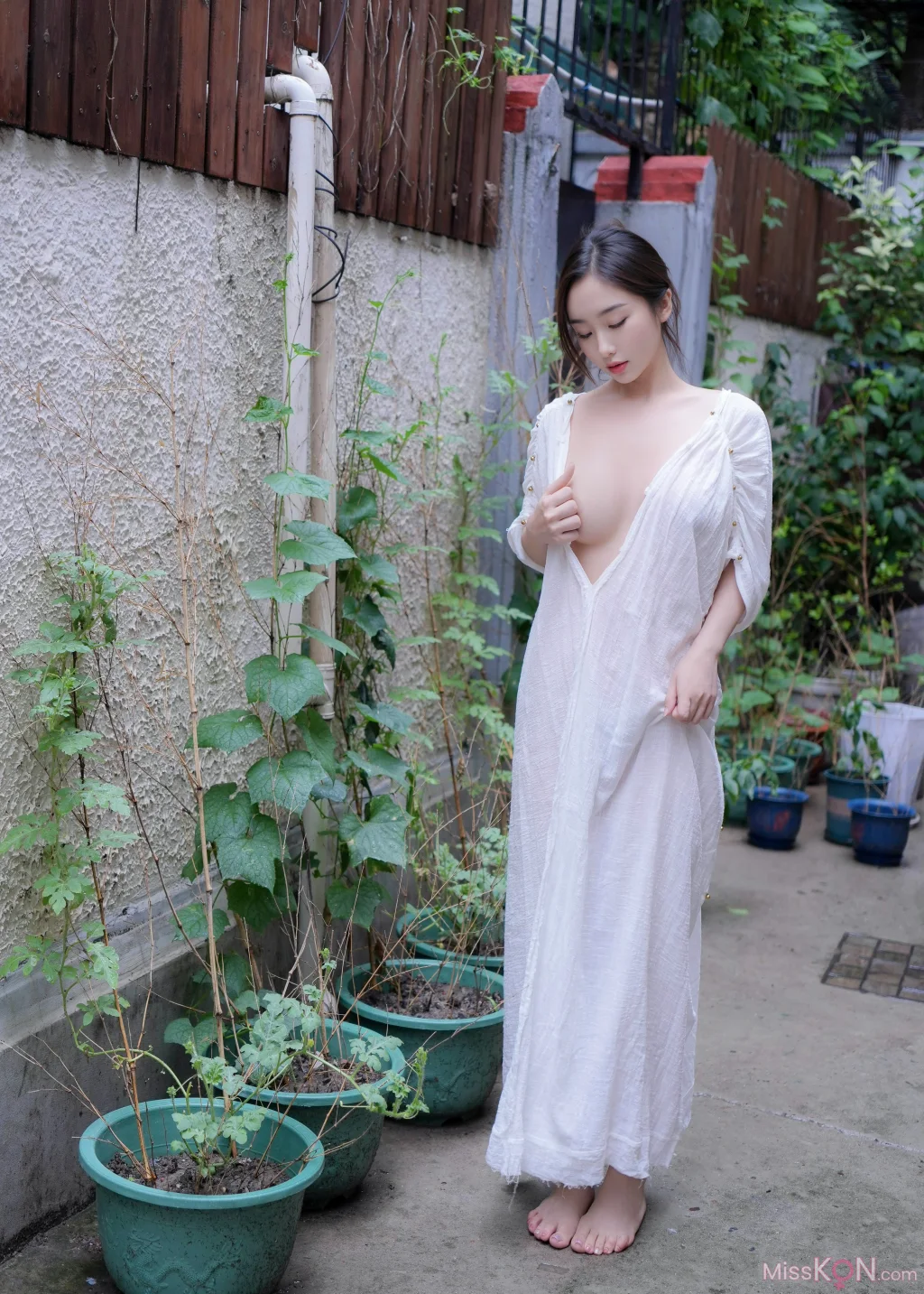 [XR Uncensored] 楠芝: R18 秀人网模特 身着白色长裙的美女画家 (84 photos)