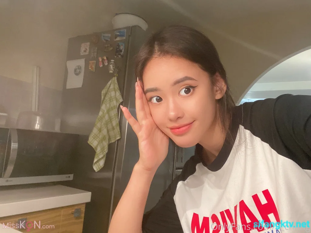 Lichang: 顶级身材撸铁健身女神私拍 各种诱惑行为 (231 photos + 42 videos)