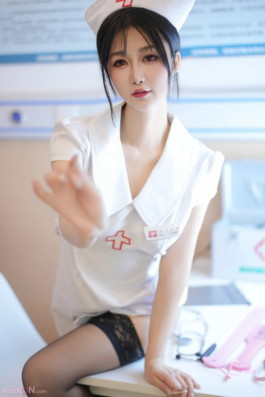[XR Uncensored] laura阿姣: R18 秀人网模特 VIP医护病房 (92 photos + 16 videos)