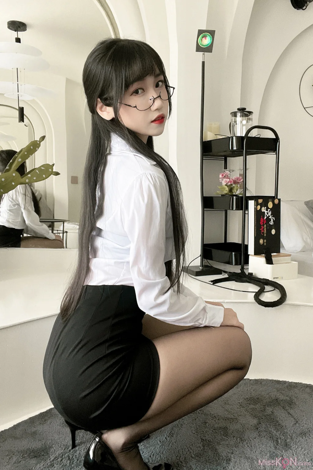 Coser@不呆猫: 黑丝包臀OL (24 photos + 5 videos)