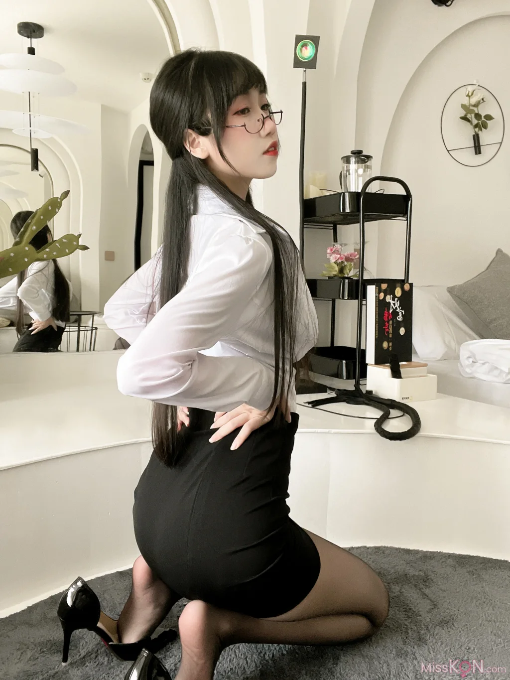 Coser@不呆猫: 黑丝包臀OL (24 photos + 5 videos)