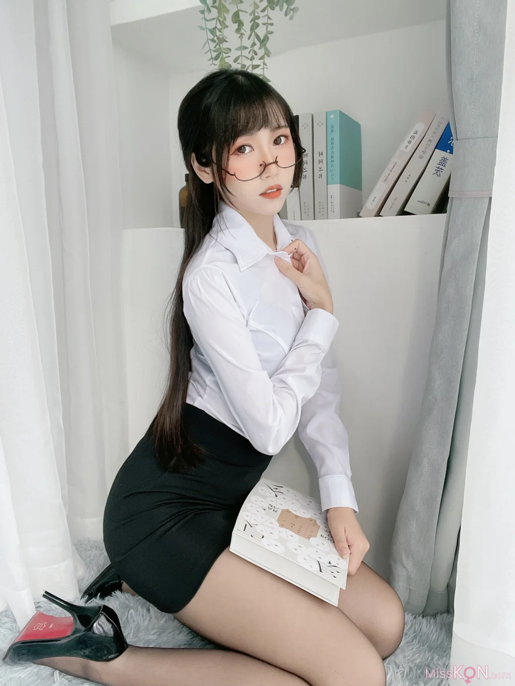 Coser@不呆猫: 黑丝包臀OL (24 photos + 5 videos)