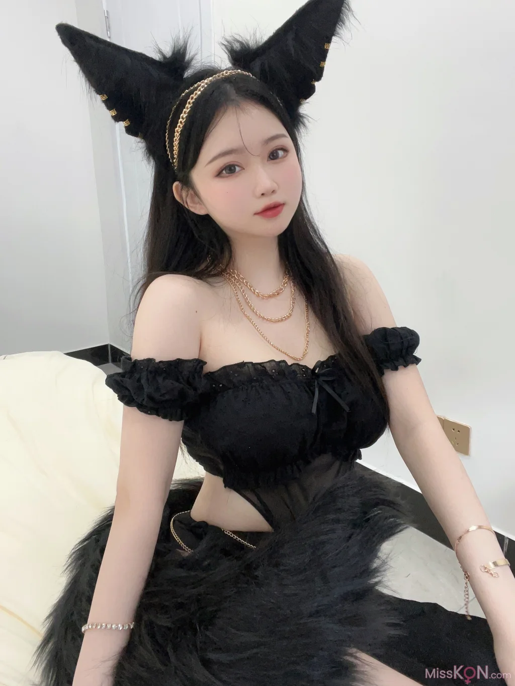 Coser@蜜桃少女是依酱呀: 黑狼 (34 photos + 2 videos) – Page 2