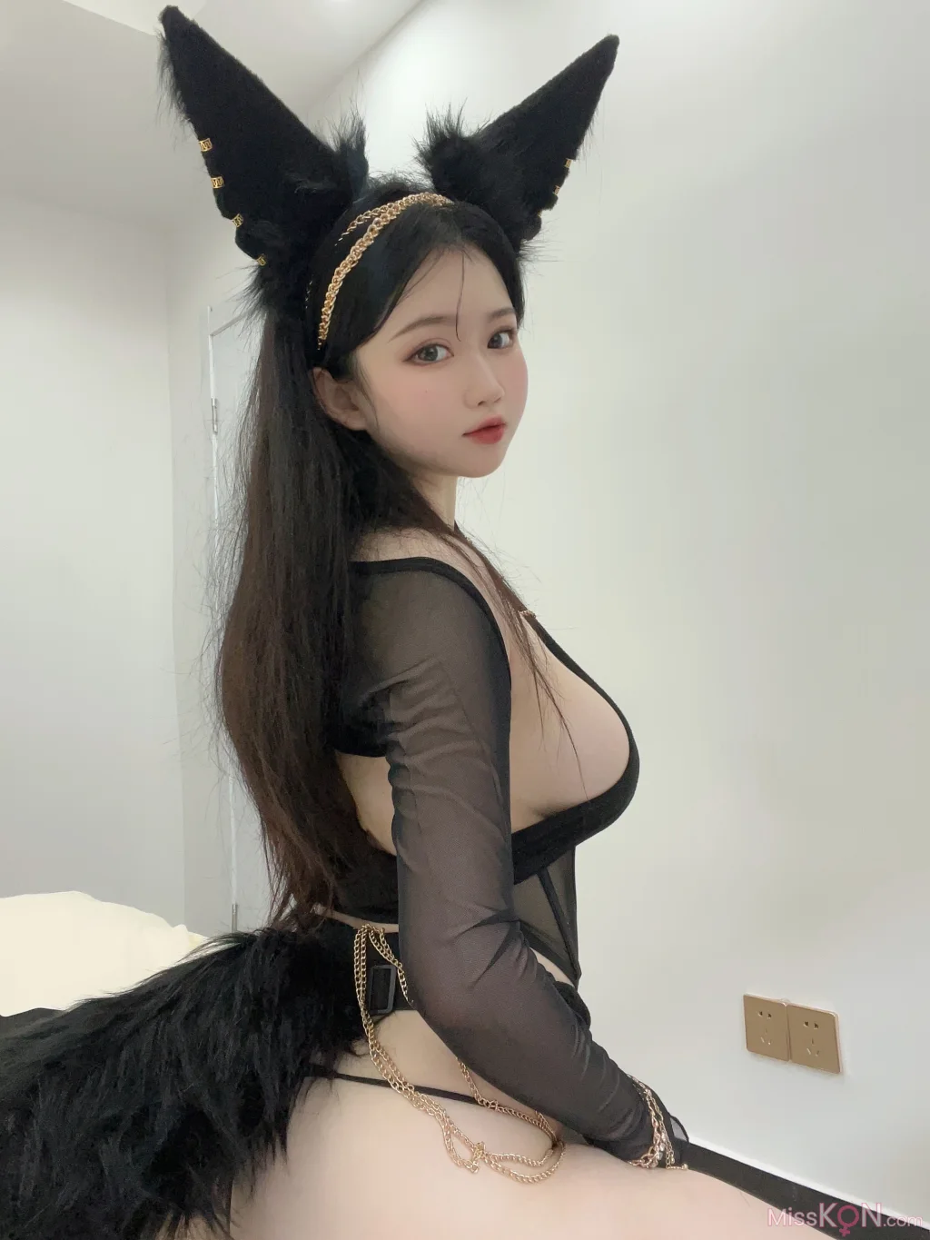 Coser@蜜桃少女是依酱呀: 黑狼 (34 photos + 2 videos) – Page 3