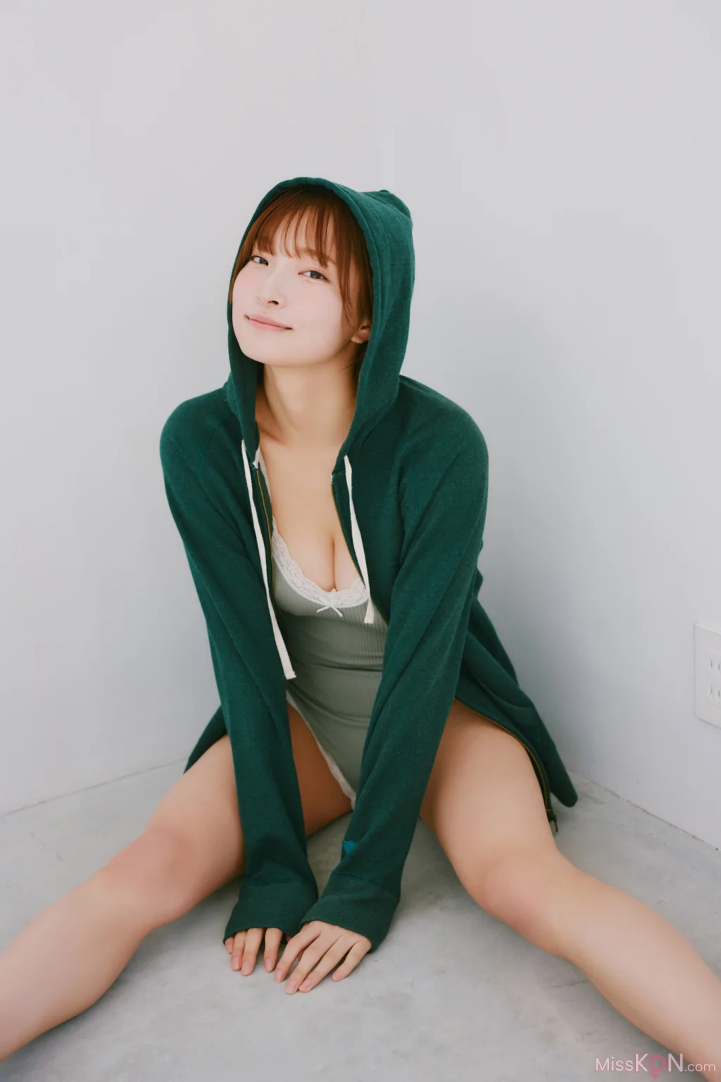 [JP] Natsuki Satonaka (里仲菜月): FRIDAYデジタル写真集 おとなっちゃん！ｖｏｌ．１ (53 photos)