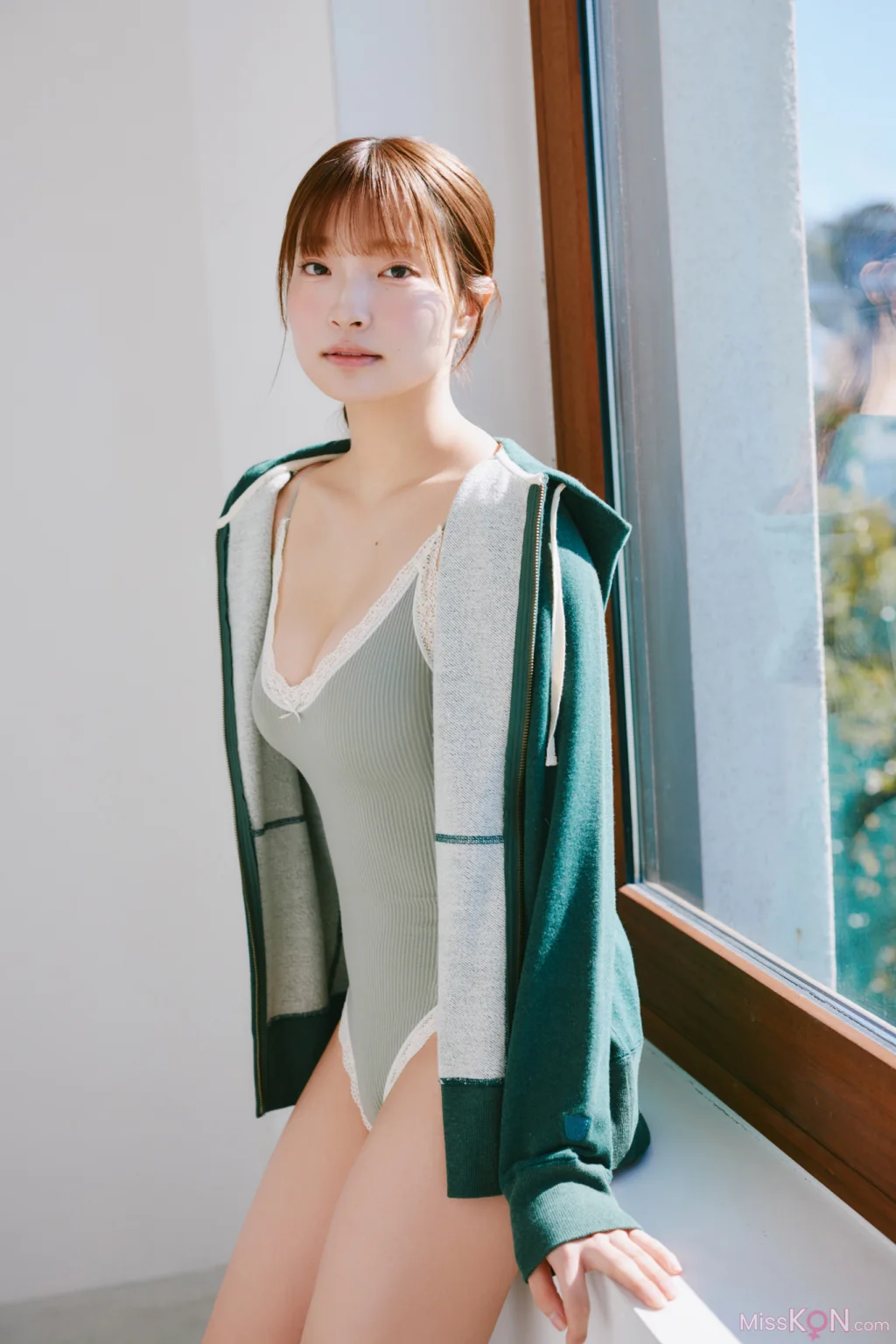 [JP] Natsuki Satonaka (里仲菜月): FRIDAYデジタル写真集 おとなっちゃん！ｖｏｌ．３ 大増量スペシャル版 (95 photos)