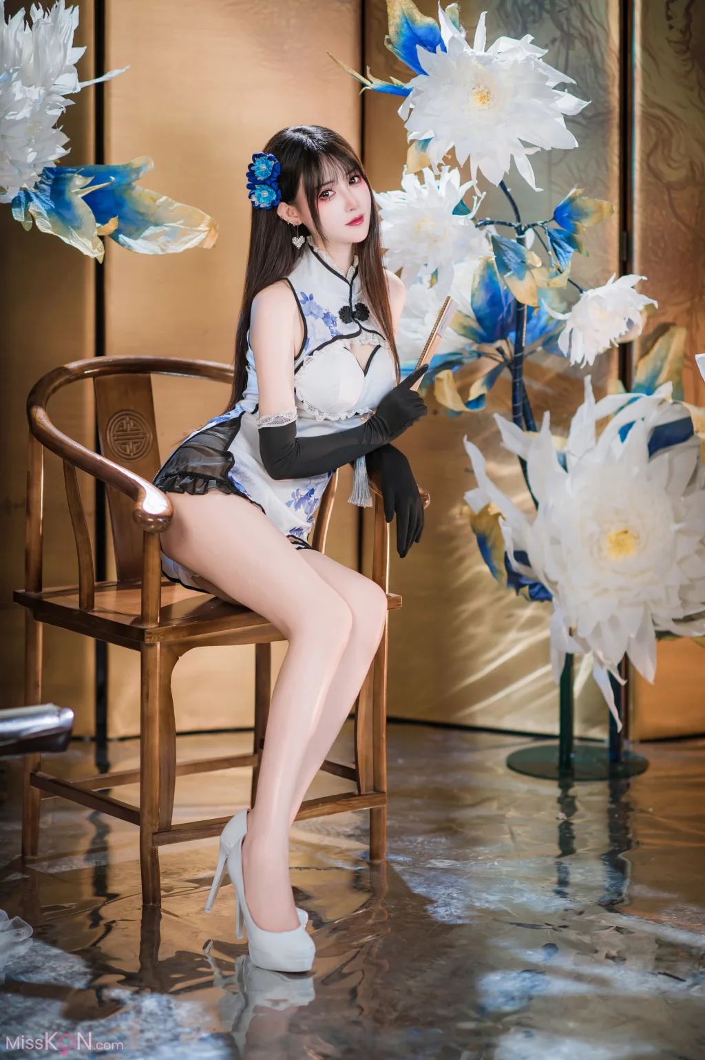 Coser@羽生三未: 艳娘幻梦谭 瓶儿 青花瓷旗袍 (25 photos)