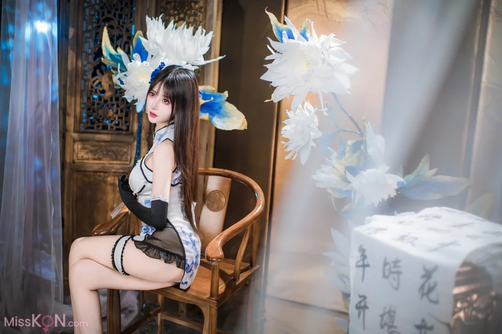 Coser@羽生三未: 艳娘幻梦谭 瓶儿 青花瓷旗袍 (25 photos)