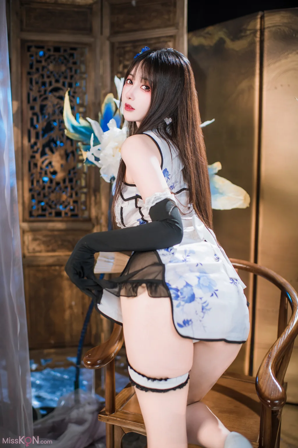 Coser@羽生三未: 艳娘幻梦谭 瓶儿 青花瓷旗袍 (25 photos)
