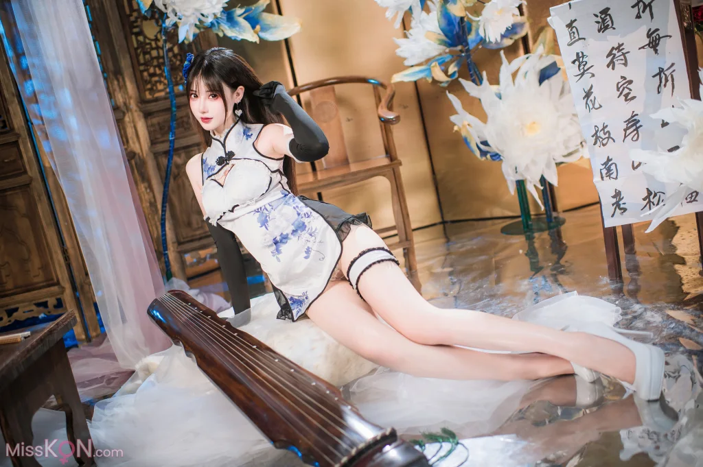 Coser@羽生三未: 艳娘幻梦谭 瓶儿 青花瓷旗袍 (25 photos)