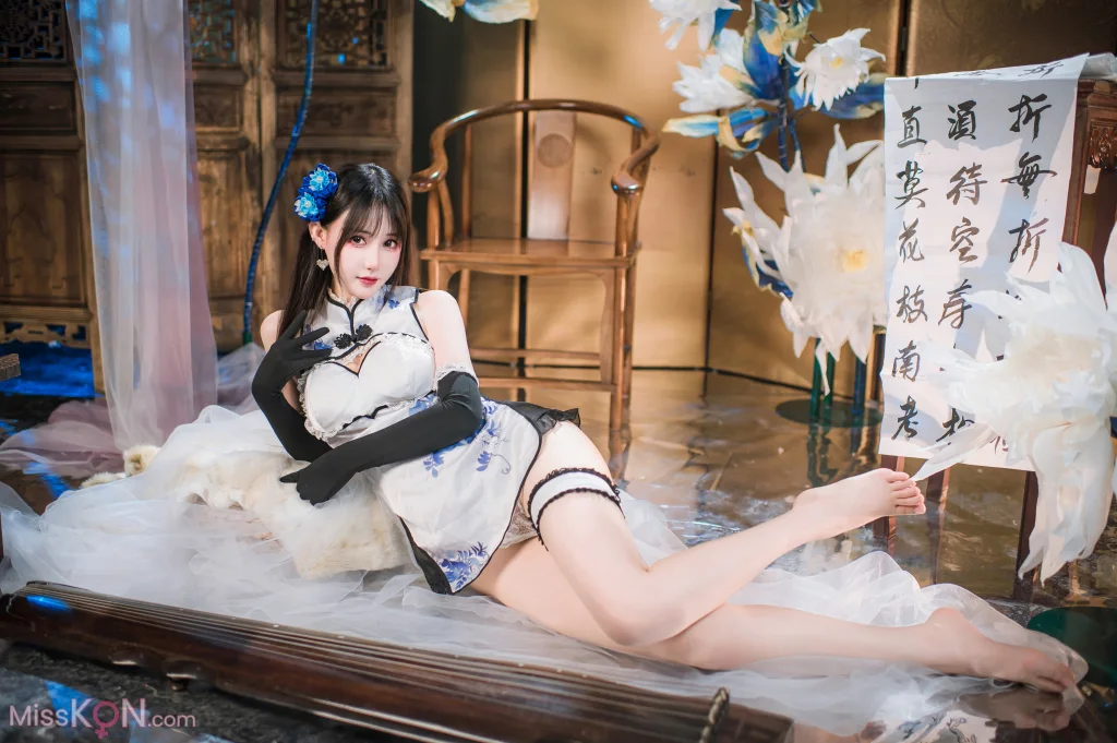 Coser@羽生三未: 艳娘幻梦谭 瓶儿 青花瓷旗袍 (25 photos)