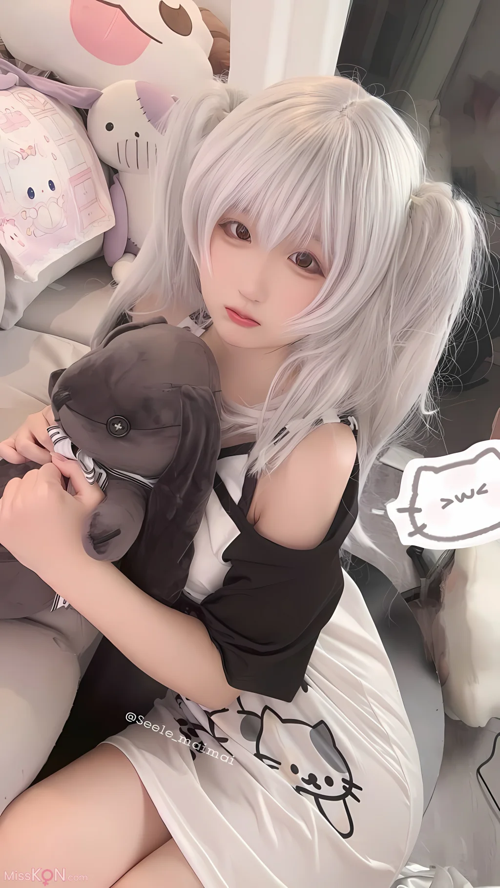 Coser@Seele麦麦: 白色双马尾 (16 photos)