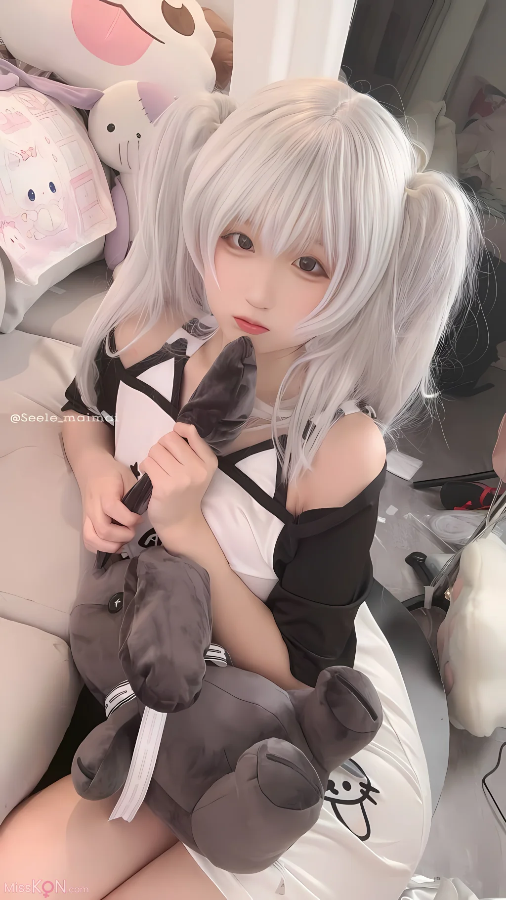 Coser@Seele麦麦: 白色双马尾 (16 photos)