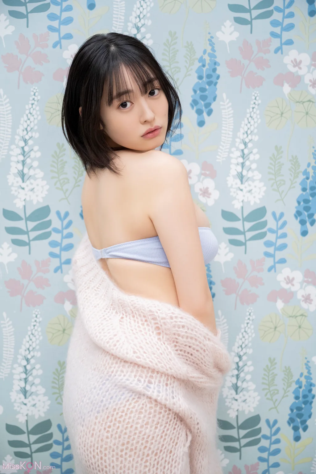 [JP] Miu Shirahama (白濱美兎): 漫画アクションデジタル写真集 「Pure White」 (49 photos) – Page 2