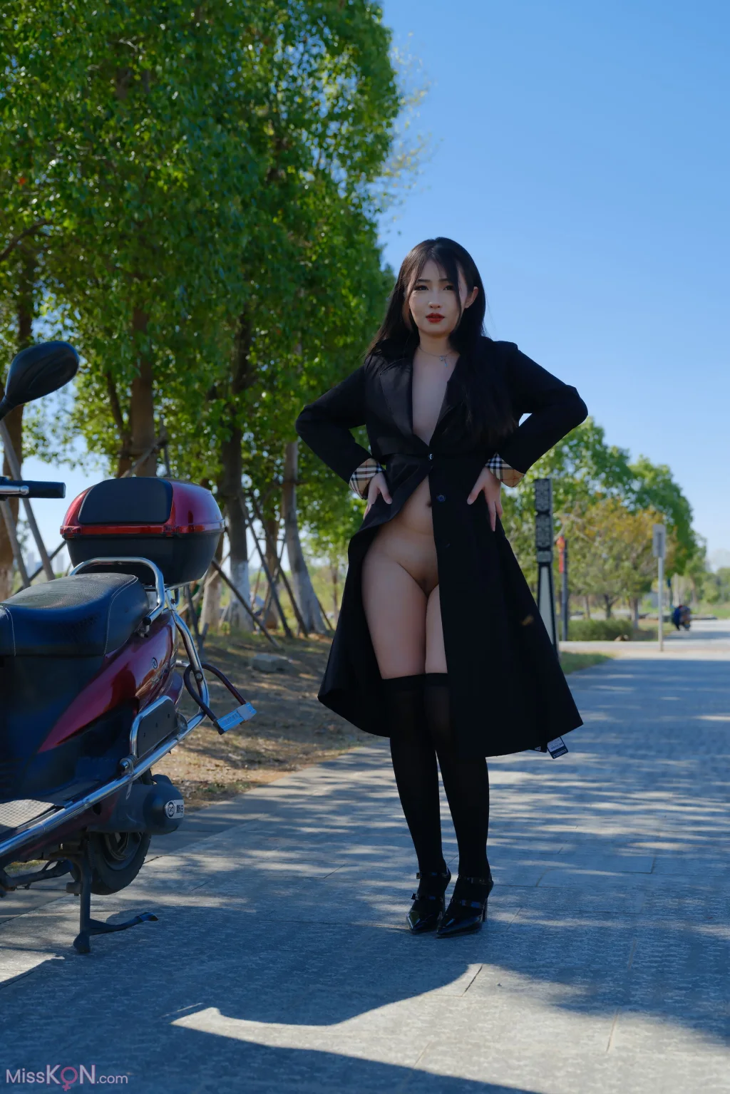 [Private Photoshoot] 小泽: 黑丝御姐 户外露出 (1201 photos + 2 videos)